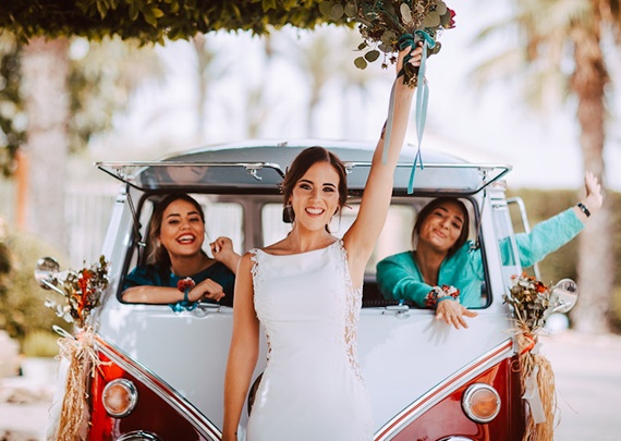 Tres chicas en un coche para bodas vintage